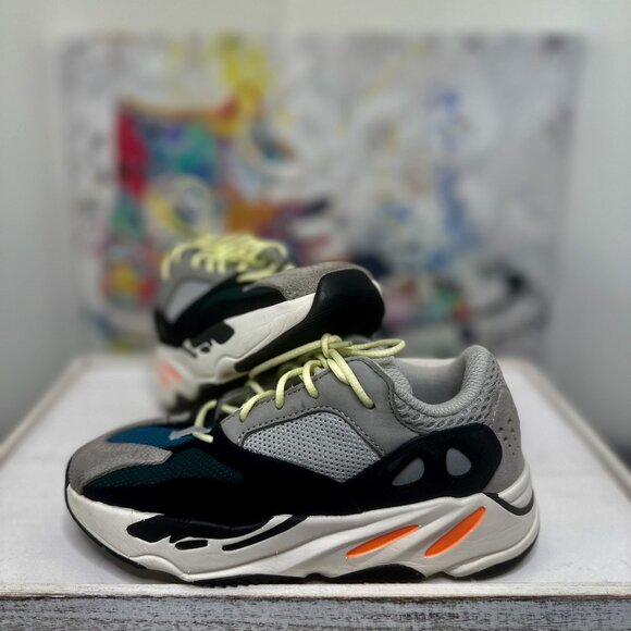 YEEZY BOOST 700 - Picture 4 of 8